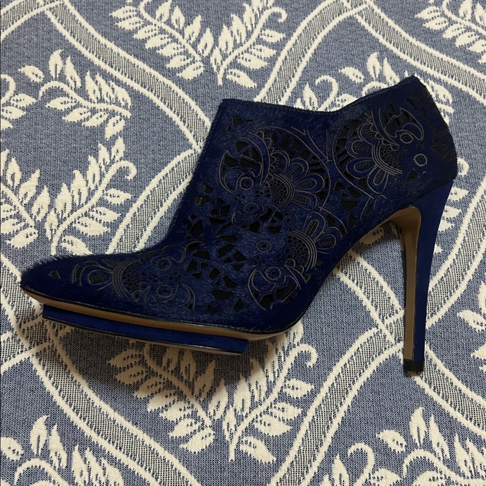 June Ambrose Navy Suede Laser Cut Embroidered Pointed Toe 4.5”, Size 8.5W
